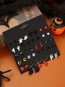 Detailliertes Set aus Halloween-Geister-, Kürbis- und Totenkopf-Ohrringen auf Karte