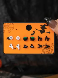 Primer plano de 6 pares de pendientes de Halloween con fantasmas, cuervos y sombreros