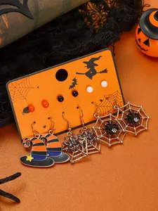 Dettaglio di un set di orecchini di Halloween con cappelli da strega e ragnatele