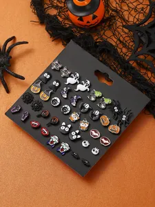 Dettaglio del set di 15 paia di orecchini di Halloween con zucche e fantasmi su scheda