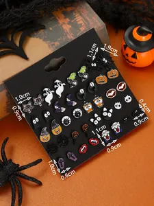 Dettaglio di 20 paia di orecchini a lobo a tema Halloween su scheda display