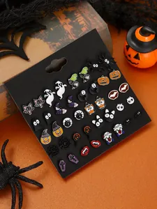 Dettaglio di 20 paia di orecchini di Halloween con motivi di zucche, gatti e fantasmi