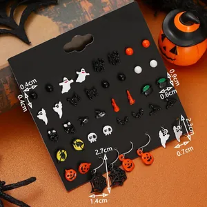 Halloween Ohrring-Set mit Geistern, Kürbissen und Totenköpfen auf einer Karte