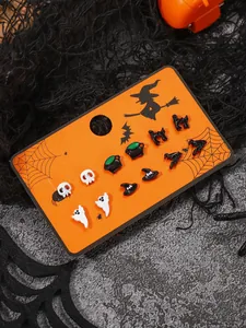 Detalle del set de pendientes de Halloween con fantasmas y gatos en cartón naranja