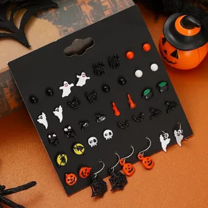 Halloween-Ohrring-Set mit Geist Kürbis Totenkopf Motiven auf schwarzer Karte