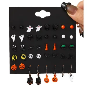 Halloween-Ohrring-Set mit 20 Paaren: Geister, Kürbisse, Skelette und Fledermäuse auf schwarzer Karte
