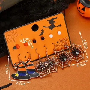 Set di orecchini di Halloween con cappelli da strega, ragnatele e perni colorati a tema