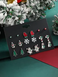 Dettaglio del set di orecchini natalizi con fiocchi di neve e alberi su espositore