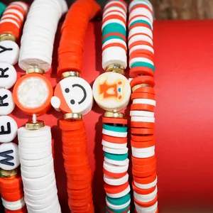 Macro-opname van kerstarmbanden set met MERRY letterkralen en Kerstman bedeltjes