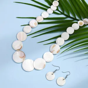 Schmuckset aus natürlichen weißen Muschelscheiben mit Perlmuttglanz und Ohrringen