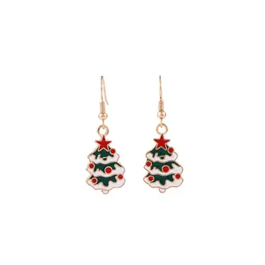 Detalle de pendientes colgantes de árbol de Navidad con esmalte verde y estrella roja