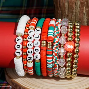 Kerst kralenarmband set met Joy Merry Holly letter charms en feestelijke kleuren