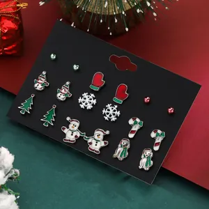 Set di 9 paia di orecchini a lobo natalizi con pupazzi di neve e alberi su cartoncino