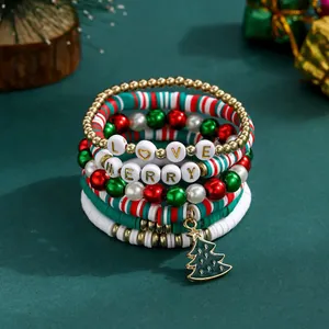 Dettaglio di bracciali natalizi multistrato con perline LOVE e MERRY e ciondolo albero