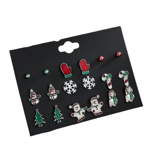 Set di 9 paia di orecchini natalizi con pupazzi di neve e alberi su cartoncino nero