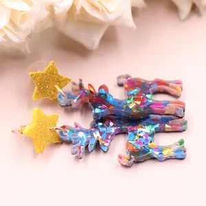 Funkelnde Acryl-Rentier-Ohrringe mit bunten Glitzer und gelben Sternsteckern für Weihnachten