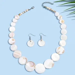 Elegantes Set aus Halskette und Ohrringen mit natürlichen weißen Perlmuttscheiben