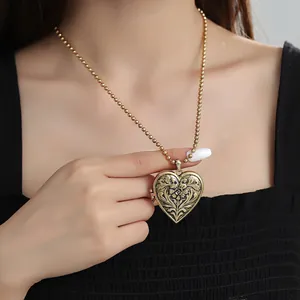 Collier Médaillon Cœur en Alliage d'Or Vintage pour Femmes Motif Floral en Relief Pendentif Cadre Photo Chaîne à Billes Bijoux Rétro