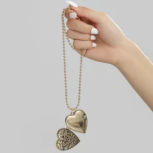 Collier médaillon cœur doré vintage avec gravure florale et chaîne à billes à la main