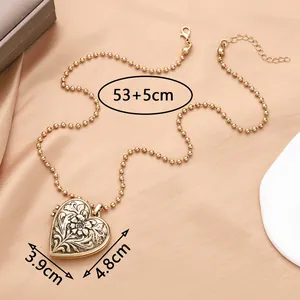 Collier médaillon cœur vintage doré avec relief floral et chaîne à billes