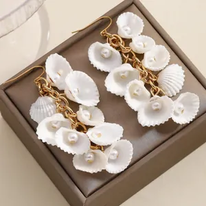 Elegantes pendientes largos de borla con flores de concha blanca y perlas doradas