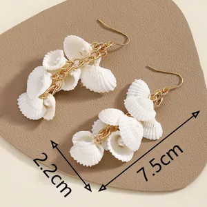 Pendientes largos de borla de concha blanca con cadena dorada y perlas para mujer