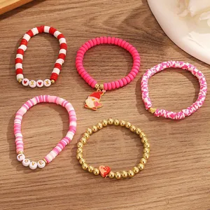 Set di 5 braccialetti in perline di argilla rosa con accenti dorati e ciondoli a cuore per San Valentino