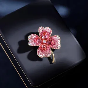 Broche trèfle à quatre feuilles en cristal rose sur une boîte à bijoux noire
