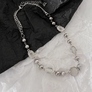 Dettaglio della collana di lusso con perle d'argento e chiusura a moschettone regolabile