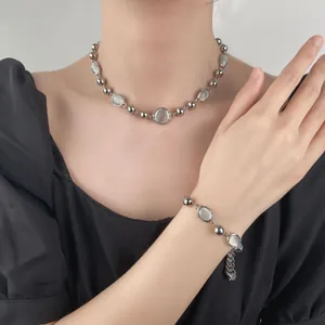 Vista dettagliata del set collana e bracciale in argento con pietre preziose ovali