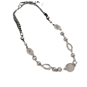 Elegante collana di pietre preziose d'argento con perline lucide e ciondolo grigio