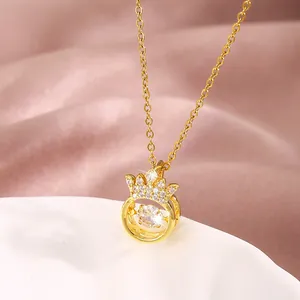 Collana con ciondolo a corona dorata e zircone mobile su tessuto di seta rosa