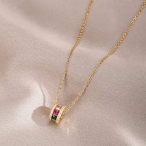 Elegante titanium stalen ketting met zirkonia stenen op luxe zijden achtergrond