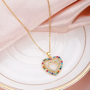 Elegante collar de acero de titanio dorado con colgante de doble corazón y cristales