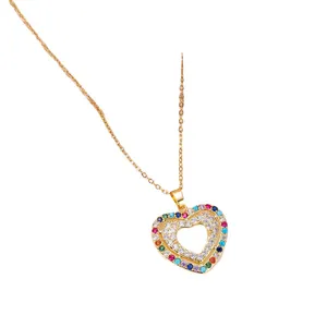 Collar con colgante de corazón hueco de doble capa con circonitas de colores en acero dorado