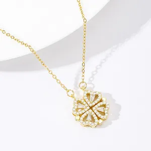 Sprankelende 18K gouden klaver ketting met hartvormige hangers en diamanten op witte basis