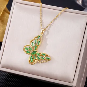 Elegante collar de titanio dorado con un brillante colgante de mariposa de circón verde