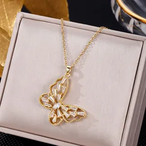 Elegante collar de acero de titanio dorado con colgante de mariposa de circón en caja regalo