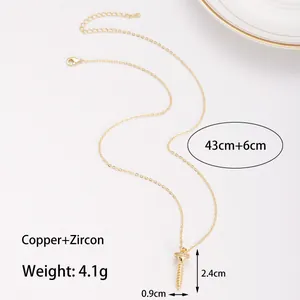Détail du collier pendentif clou en cuivre doré avec zircon et dimensions précises