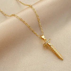 Collier pendentif clou en cuivre punk avec cristaux brillants sur chaîne dorée