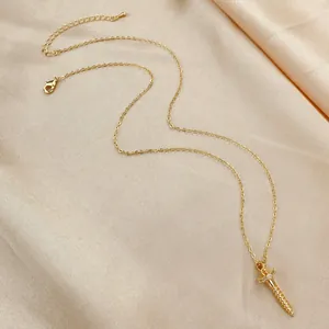 Détail du collier pendentif clou doré avec pierres brillantes sur satin luxueux