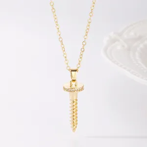 Détail du pendentif vis doré orné de zircons blancs sur une chaîne classique