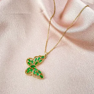 Elegante collar de acero de titanio dorado con colgante de mariposa de circón verde