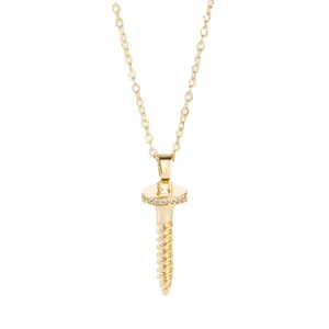 Collier minimaliste avec pendentif clou doré et strass brillants sur chaîne fine