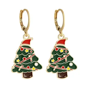 Orecchini a cerchio dorati con ciondoli a forma di albero di Natale smaltati per donna