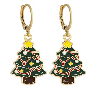 Dettaglio di orecchini ad albero di Natale con punti smaltati e cerchi dorati
