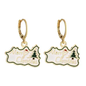 Dettaglio orecchini albero di Natale con scritta Merry Christmas su smalto bianco puro
