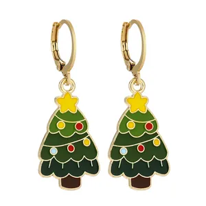 Dettaglio di orecchini a forma di albero di Natale con smalto verde e ganci dorati