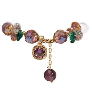 Bracciale di perle di cristallo multicolore con ciondolo quadrato in gemma viola e oro