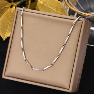 Collana a catena in acciaio al titanio argento minimalista su una scatola regalo di lusso